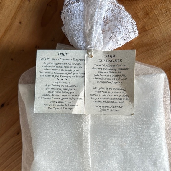 Vintage Lady Primrose’s Dusting Silk - Picture 4 of 5